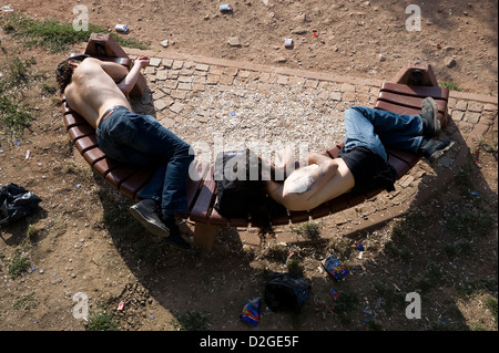 À Cihangir / zone de Tophane à Beyoglu chaque nuit les jeunes se retrouvent dans un petit parc s'enivrer. Banque D'Images