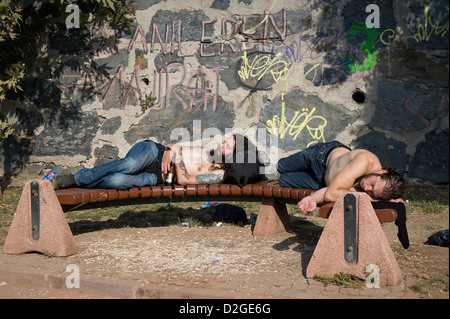 À Cihangir / zone de Tophane à Beyoglu chaque nuit les jeunes se retrouvent dans un petit parc s'enivrer. Banque D'Images