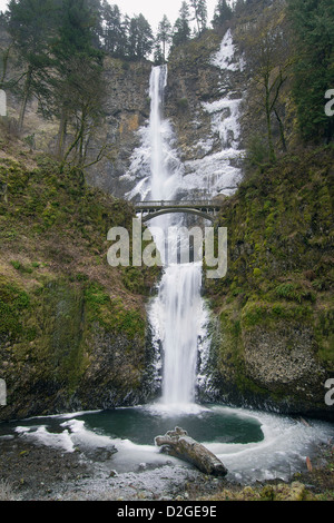 Chutes de Multnomah à Columbia River Gorge en hiver Banque D'Images