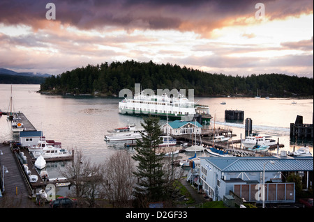 Friday Harbor, San Juan Island, Washington. La Washington State Ferry Boat sort du dock à Friday Harbor dans le Puget Sound. Banque D'Images