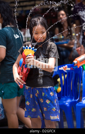 Peu d'avoir du plaisir à jouer de l'eau dans la rue, au cours de la nouvel an thaïlandais Songkran festival, fête de l'eau Banque D'Images