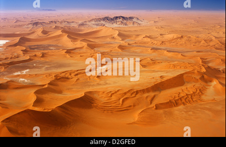 La Namibie, Désert du Namib, vue aérienne du géant Sossusvlei dunes de sable Banque D'Images