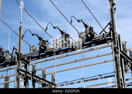 La construction en acier, fils, bobines de câbles et d'une station d'alimentation électrique contre un ciel bleu. Banque D'Images