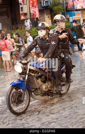 Policier, sur la moto pendant le nouvel an thaïlandais Songkran festival, fête de l'eau Banque D'Images