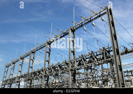 Une grande station d'alimentation et câble d'acier de construction contre un ciel bleu. Banque D'Images