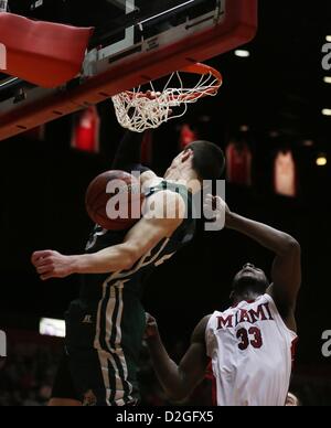 Le 23 janvier 2013 - Oxford, Ohio, États-Unis - Ohio Bobcats avant Ivo Baltic (23) met un dunk pass Miami (Oh) Redhawks avant permettra de Felder (33). Dans la deuxième moitié de jouer le mercredi, Janvier 23, 2013. Comme l'Ohio University à Miami Millett hall à Oxford, Ohio. 74 à 63. (Crédit Image : © Ernest Coleman/ZUMAPRESS.com) Banque D'Images