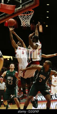 Le 23 janvier 2013 - Oxford, Ohio, États-Unis - Miami (Oh) Redhawks guard Quinten Rollins (2) en tête pour un lay-up col Ohio Bobcats avant Ivo Mer Baltique (23) et l'Ohio Bobcats guard Walter Offutt (3). Dans la première moitié de jouer le mercredi 23 janvier 2013, dans la première moitié de jouer à Oxford dans l'Ohio. Comme ils perdent à l'Université de l'Ohio 74 à 62. (Crédit Image : © Ernest Coleman/ZUMAPRESS.com) Banque D'Images