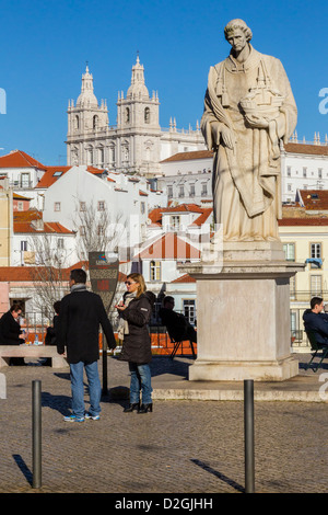 Saint Vencent statue dans le quartier Alfama de Lisbonne, Portugal. Banque D'Images