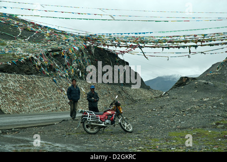 Les hommes tibétains sur moto avec Karo, La Pass (5010m), dans le sud de route de l'amitié, au Tibet Banque D'Images