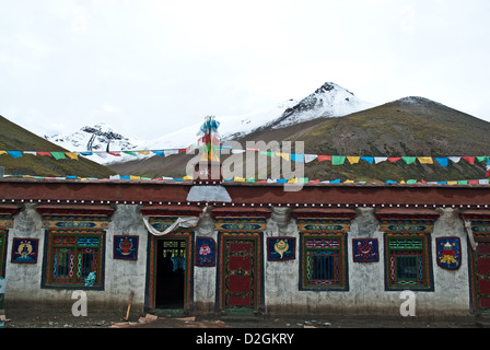 Thé et wc immeuble sur la Pass Karo, (5010 m), le Mont Jitan Zhoma (6004 m) Le sud de route de l'amitié, au Tibet Banque D'Images