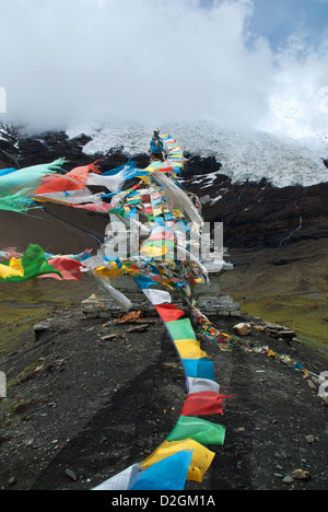 Les drapeaux de prières Chörten Kaaro ober, la pass, (5010 m) glacier du Mt. Kangtsan Nojin, 70191m), le sud de route de l'amitié, au Tibet Banque D'Images