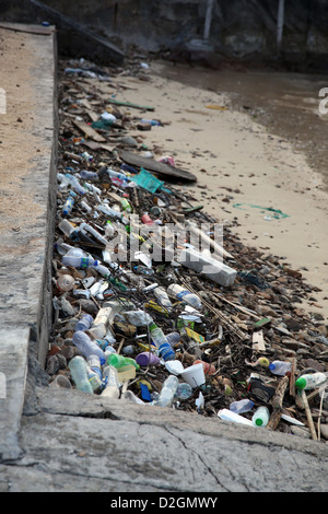 C'est une photo de la pollution atmosphérique sur la mère nature. Dans la forêt ou la plage près de la plate-forme de béton. C'est sale Banque D'Images