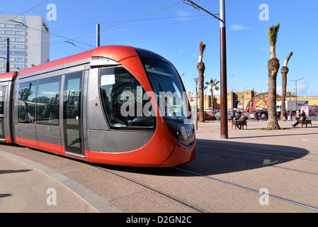 Casablanca, Maroc - 22 janvier 2013 : le tramway dans les rues de Casablanca, Maroc. Passagers et conducteur clairement visible. Banque D'Images