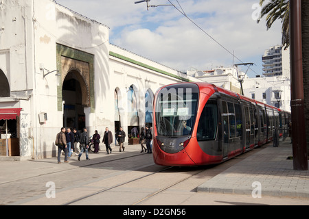 Casablanca, Maroc - 22 janvier 2013 : le tramway dans les rues de Casablanca, Maroc. Passagers et conducteur clairement visible. Banque D'Images
