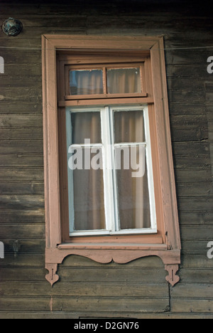 De fenêtre 19ème siècle maison en bois dans Tarlabasi. La zone est prévue pour la régénération. Banque D'Images