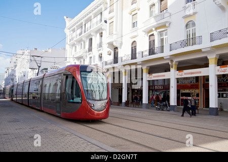 Le tramway dans les rues de Casablanca, Maroc. Passagers et conducteur clairement visible. Banque D'Images