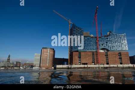 Le soleil brille sur le site de construction de l'Elbe Philharmonic Hall (Elbphilharmonie) à Hambourg, Allemagne, 23 janvier 2013. Dans sa première session en 2013, le débat sera Buergerschaft Hambourg les progrès de l'Elbe Philharmonic Hall. Photo : Axel Heimken Banque D'Images