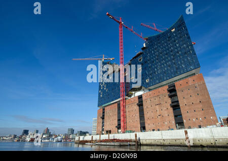 Le soleil brille sur le site de construction de l'Elbe Philharmonic Hall (Elbphilharmonie) à Hambourg, Allemagne, 23 janvier 2013. Dans sa première session en 2013, le débat sera Buergerschaft Hambourg les progrès de l'Elbe Philharmonic Hall. Photo : Axel Heimken Banque D'Images