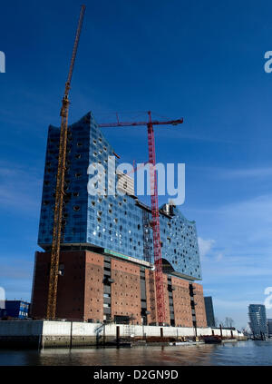 Le soleil brille sur le site de construction de l'Elbe Philharmonic Hall (Elbphilharmonie) à Hambourg, Allemagne, 23 janvier 2013. Dans sa première session en 2013, le débat sera Buergerschaft Hambourg les progrès de l'Elbe Philharmonic Hall. Photo : Axel Heimken Banque D'Images