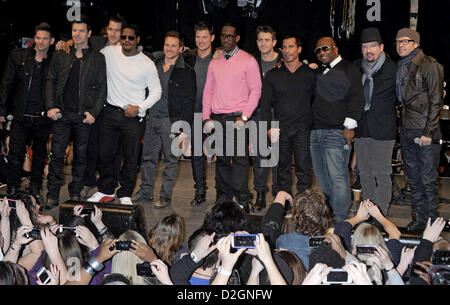 Les membres de la bande de nouveaux enfants sur le bloc, 98 degrés, et Boyz II Men (L-R) Jeff Timmons, Jordan Knight, Jonathan Knight, Nathan Morris, a appelé l'Lachey, Nick Lachey, Shawn Stockman, Joey MCINTYRE, Danny Wood, Wanya Morris, Justin Jeffre et Donnie Wahlberg durant la Nouveaux enfants sur le bloc d'annonce à l'Irving Plaza le 22 janvier 2013 à New York City Banque D'Images