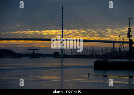 Le soleil brille sur le port de Stralsund, Allemagne, 24 janvier 2013. En raison de la glace sur la mer Baltique, la marge intérieure et Stralsund Voyage Bureau a décidé d'une interdiction de circuler la nuit pour les parties de la côte Poméranienne. Les ports de Stralsund, Greifswald, Wolgast, Lubmin et Vierow ne peut être atteint qu'au cours de la journée. Photo : Stefan Sauer Banque D'Images