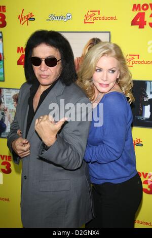 Musicien américain Gene Simmons et Shannon Tweed son épouse arrivent pour la première du film 'film 43' au Hollywood's Grauman's Chinese Theatre de Los Angeles, USA, 23 janvier 2013. Photo : Hubert Boesl Banque D'Images