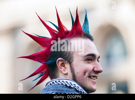 Un punk rocker avec une coupe de cheveux de Mohican colorés à Birmingham, Royaume-Uni Banque D'Images