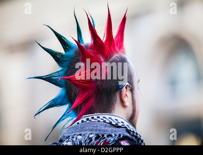 Un punk rocker avec une coupe de cheveux de Mohican colorés à Birmingham, Royaume-Uni Banque D'Images