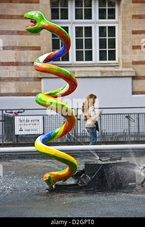 Sculpture Fontaine Stravinsky serpent Place Stravinsky Paris France Europe Banque D'Images