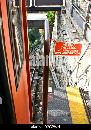 Vue vers le bas de la voie de chemin de fer funiculaire escarpé de Brunate à Côme Lombardie Italie Europe Banque D'Images