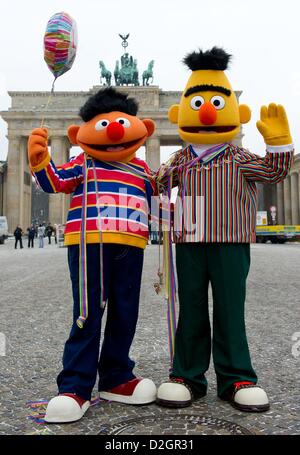 Deux personnes vêtues comme Sesame Street's Ernie (L) et Bert se tenir devant la porte de Brandebourg à Berlin, Allemagne, 24 janvier 2013. Il y a 40 ans, Ernie et Bert créée à la télévision allemande. Photo : Sven Hoppe/Alamy live news. Banque D'Images