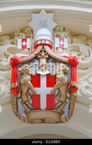 Armoiries sur le bâtiment de l'hôpital italien maintenant hébergement auberge pour les familles de Great Ormond Street patients de l'hôpital Queen Square Londres Royaume-Uni Banque D'Images