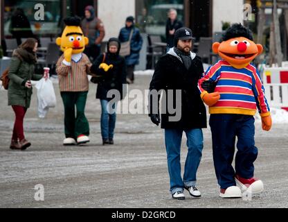 Deux personnes vêtues comme Sesame Street's Ernie (avant-R) et Bert (retour-C) arrivent pour être pris en photo à la porte de Brandebourg à Berlin, Allemagne, 24 janvier 2013. Il y a 40 ans, Ernie et Bert créée à la télévision allemande. Photo : Sven Hoppe/Alamy live news. Banque D'Images