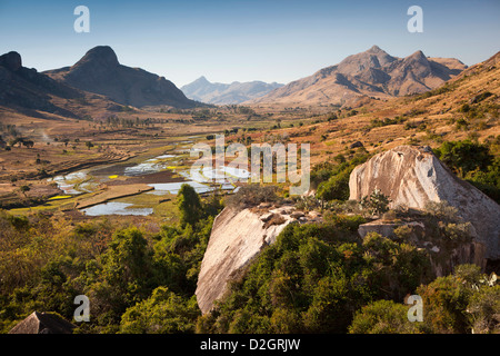 Madagascar, Ambalavao, réserve d'Anja, Ringtailed paysage rocheux dans l'habitat des lémuriens Banque D'Images