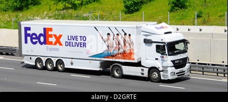 Le VHG FedEx camion avec remorque articulée sur graphiques partenariat soutenir GO canoë Mercedes Benz camion sur autoroute M25 Banque D'Images