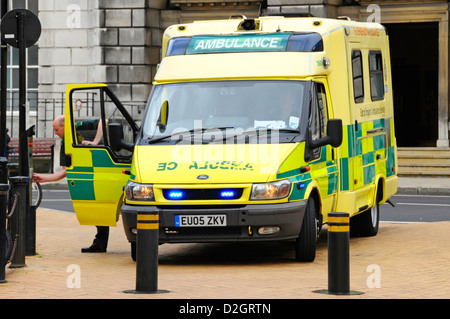 Conducteur de l'ambulance sur appel d'urgence d'essayer de pousser les boutons pour accéder à Chelmsford zone piétonne commerçante high street au-delà des bornes de montée et de descente Banque D'Images