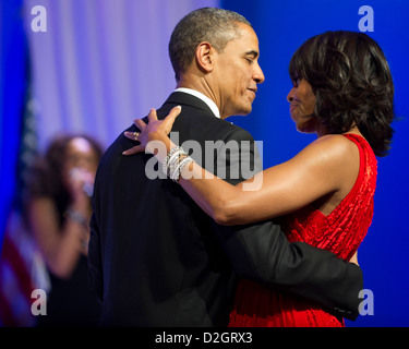 Le président américain Barack Obama danse avec la Première Dame Michelle Obama à Jennifer Hudson au commandant en chef's Ball at the Washington Convention Center le 21 janvier 2013 au Centre des Congrès de Washington à Washington, DC. Banque D'Images