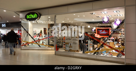 Magasin de chaussures dans l'affichage de la fenêtre avant shopping mall à schuh vente magasin Lakeside West Thurrock Essex England UK Banque D'Images