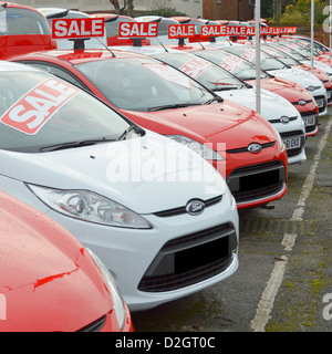 Vente de voitures Ford d'occasion sur la piste de l'établissement concessionnaire automobile, à l'extérieur de la salle d'exposition, autres plaques d'immatriculation rouges et blanches masquées Essex England UK Banque D'Images