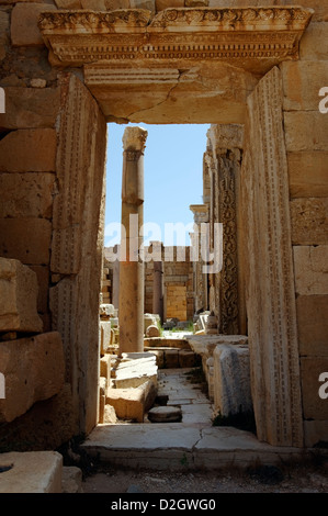 Leptis Magna. La Libye. Entrée latérale de la basilique de Severus depuis la cour intérieure du Forum de Severus ou nouveau Forum. Banque D'Images