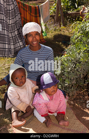 Ambohimahasoa Madagascar, malgache, mère de deux enfants Banque D'Images