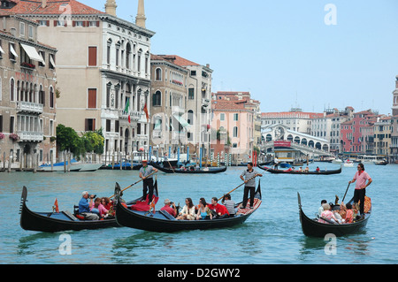 Trois gondoles de ligne sur le Grand Canal à Venise avec le pont du Rialto, dans l'arrière-plan Banque D'Images