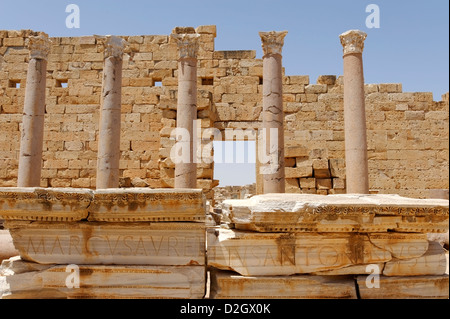 Leptis Magna. La Libye. Basilique de Severus en entablements avec inscriptions en latin et de colonnes corinthiennes en granit égyptien Banque D'Images