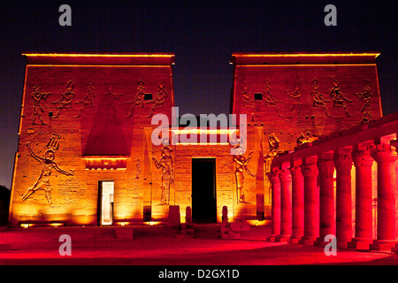 Spectacle son et lumière sur le Temple d'Isis et de l'Est menant à la colonnade des statues de lion à Nectanebo's Gate, Temple de Philae, Assouan. Banque D'Images