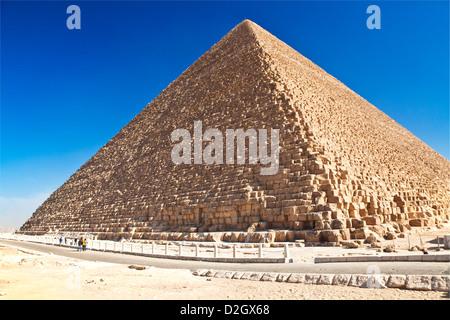 Grande Pyramide, pyramide de Chéops ou Khéops, la plus ancienne et la plus grande des trois pyramides de Gizeh dans la nécropole près du Caire, Égypte. Banque D'Images