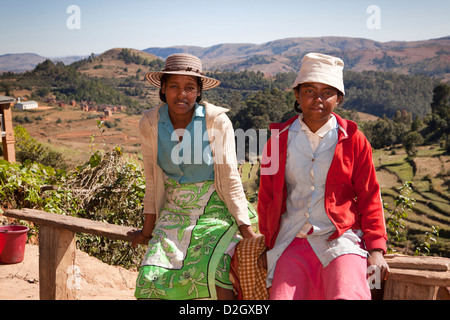 Madagascar, Ambohimahasoa, deux femmes assis en terrasse au-dessus du paysage agricole Banque D'Images