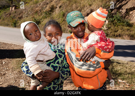 Madagascar, Ambohimahasoa, les jeunes malgaches avec les enfants Banque D'Images