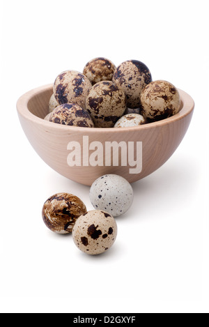 L'alimentation : groupe d'oeufs de cailles dans bol en bois, isolé sur fond blanc Banque D'Images