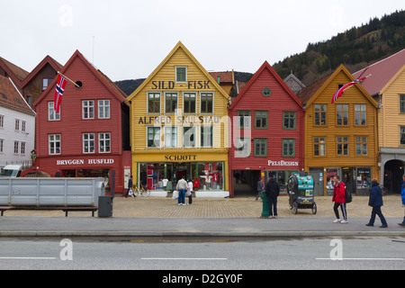 Détail de rue Bryggen à Bergen, Norvège. Bâtiment sont refoulées à l'autre. Banque D'Images