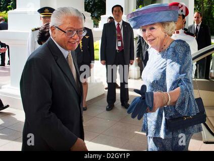 Singapour. 24 janvier 2013. La Reine Beatrix des Pays-Bas (R) est accueilli par le président Tony Tan Keng Yam de Singapour et son épouse Mary Tan à l'Istana Palace à Singapour, 24 janvier 2013. Les Royals néerlandais sont sur une visite d'Etat de deux jours à Singapour. Photo : Albert Nieboer / Pays-Bas/ Alamy Live News Banque D'Images